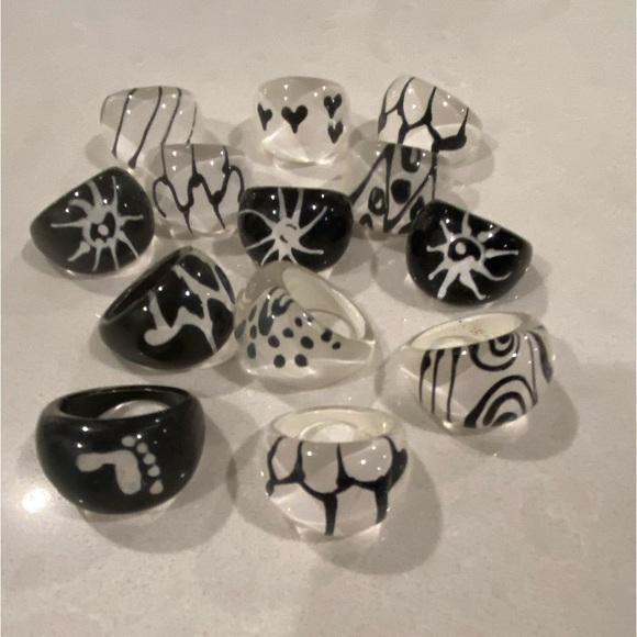 Lot of 29 resin rings different sizes novelty costume jewelry - Picture 4 of 5